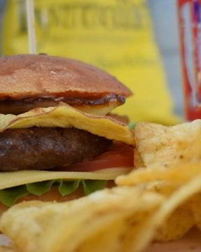 Сочный бургер с омлетом