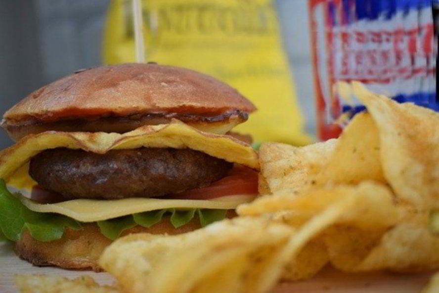 Рецепт сочного бургера с омлетом