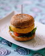 Вегетарианский бургер из нута с соусом из йогурта