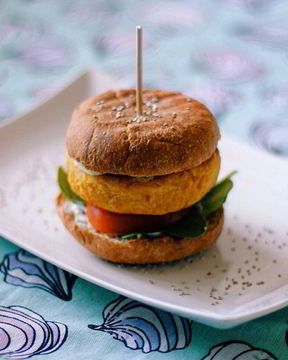 Вегетарианский бургер из нута с соусом из йогурта