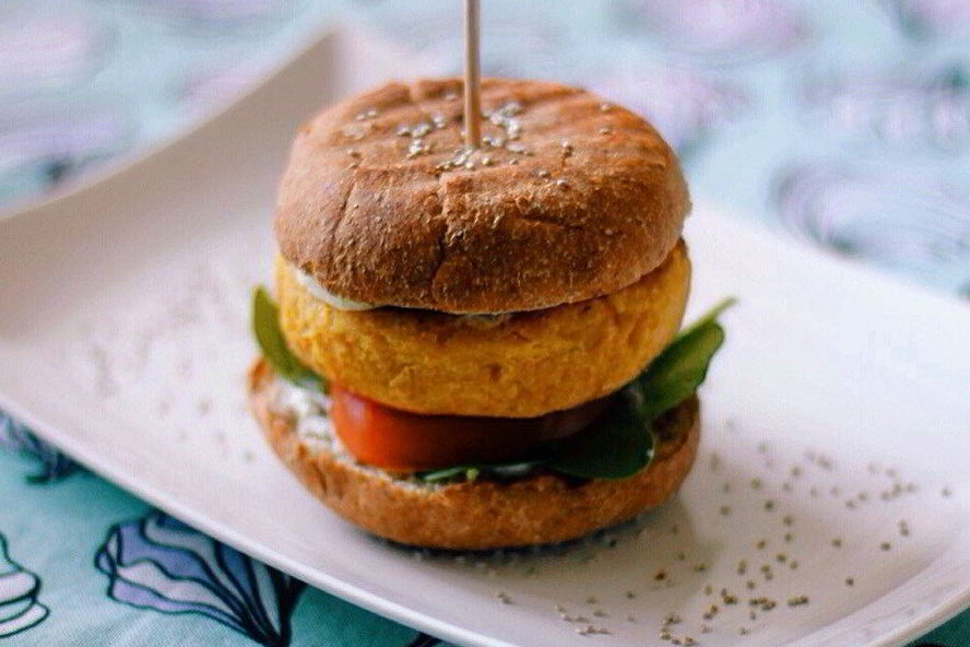 Рецепт вегетарианского бургера из нута с соусом из йогурта