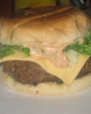 Вкусный гамбургер с хреном и аджикой