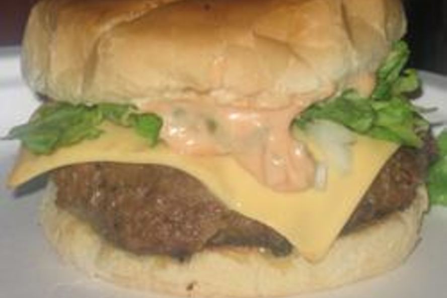 Рецепт вкусного гамбургера с хреном и аджикой