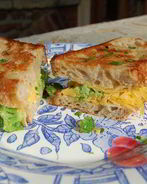 Бутерброд с брокколи и сыром