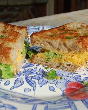 Бутерброд с брокколи и сыром