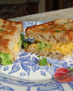 Бутерброд с брокколи и сыром