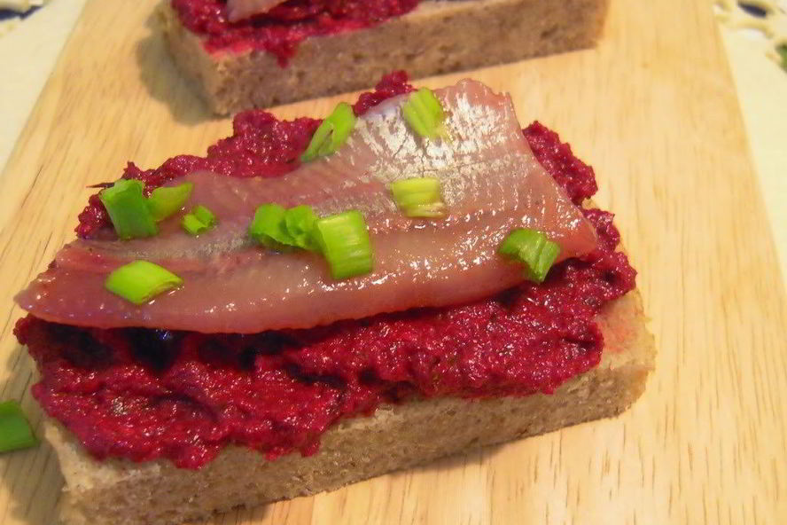 Рецепт бутерброда с горчичной селедкой и свеклой