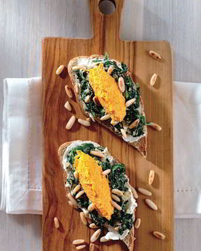 Бутерброд с щавелем, творожным сыром и морковным муссом