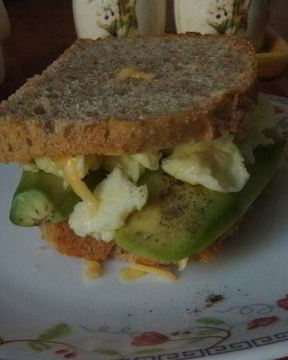 Бутерброд с яичницей-болтуньей и авокадо