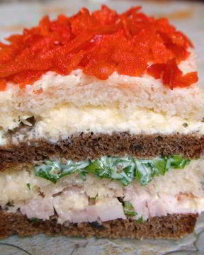 Бутербродный тортик с окороком и яйцом