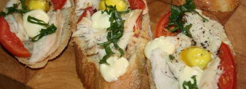 бутерброды для завтрака с куриным филе, помидорами и перепелиными яйцами. Шаг 6