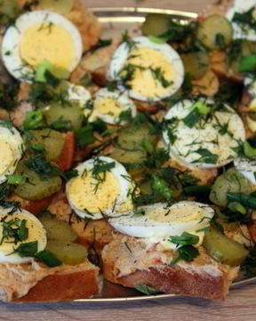 Бутерброды с консервированным лососем