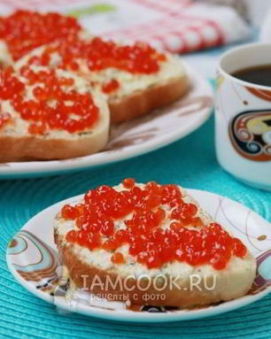 Бутерброды с красной икрой, сыром и яйцом