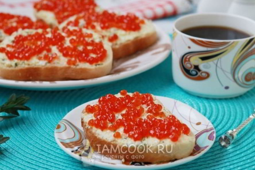 Рецепт бутербродов с красной икрой, сыром и яйцом