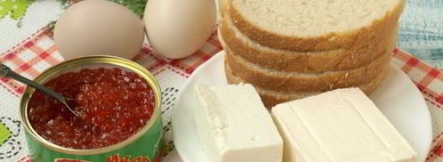 бутерброды с красной икрой, сыром и яйцом. Шаг 2