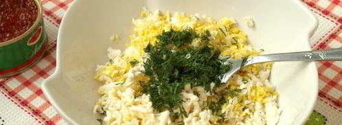 бутерброды с красной икрой, сыром и яйцом. Шаг 5