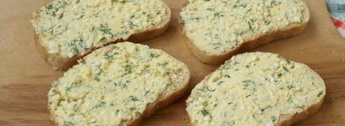 бутерброды с красной икрой, сыром и яйцом. Шаг 6