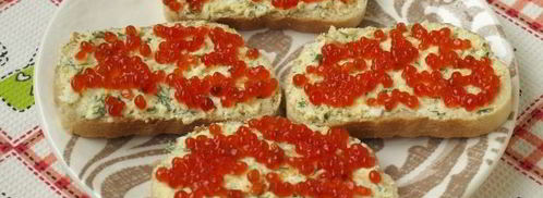 бутерброды с красной икрой, сыром и яйцом. Шаг 7