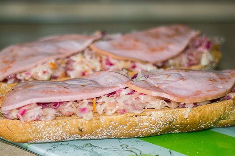 Рецепт бутербродов с квашеного капустого и колбасоя