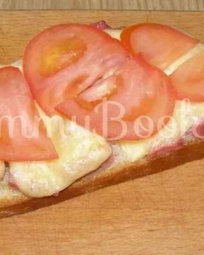 Бутерброды с помидорами, ветчиной и сыром