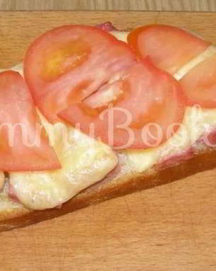 Бутерброды с помидорами, ветчиной и сыром
