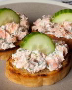 Бутерброды с сыром, лососем и огурцом