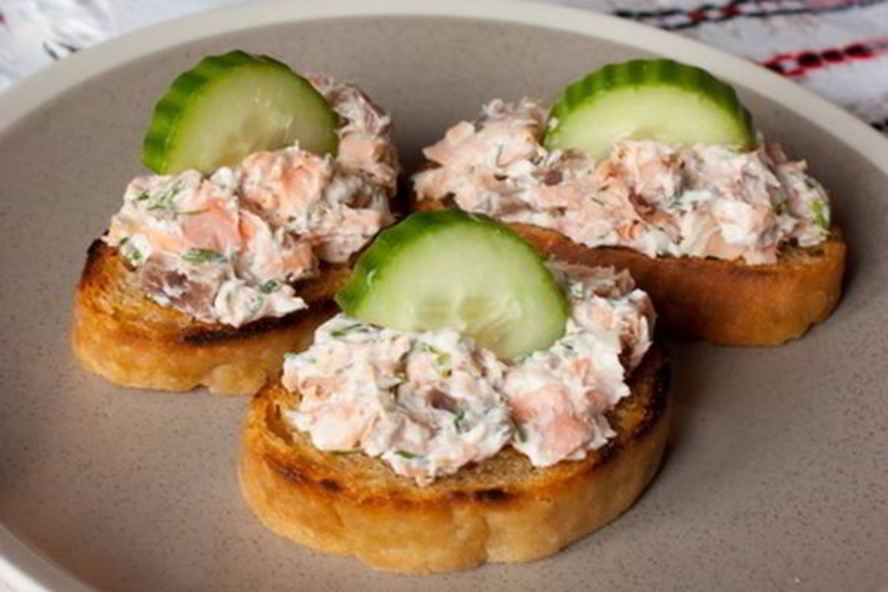 Рецепт бутербродов с сыром, лососем и огурцом