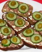 Бутерброды с тунцом и огурцом