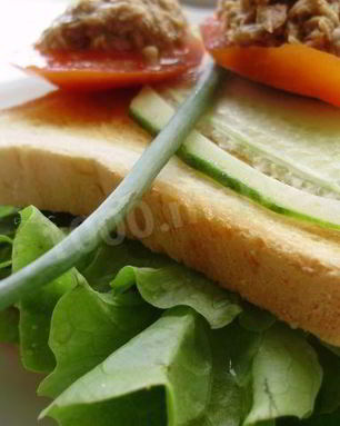 Бутерброды с тунцом консервированным и огурцом