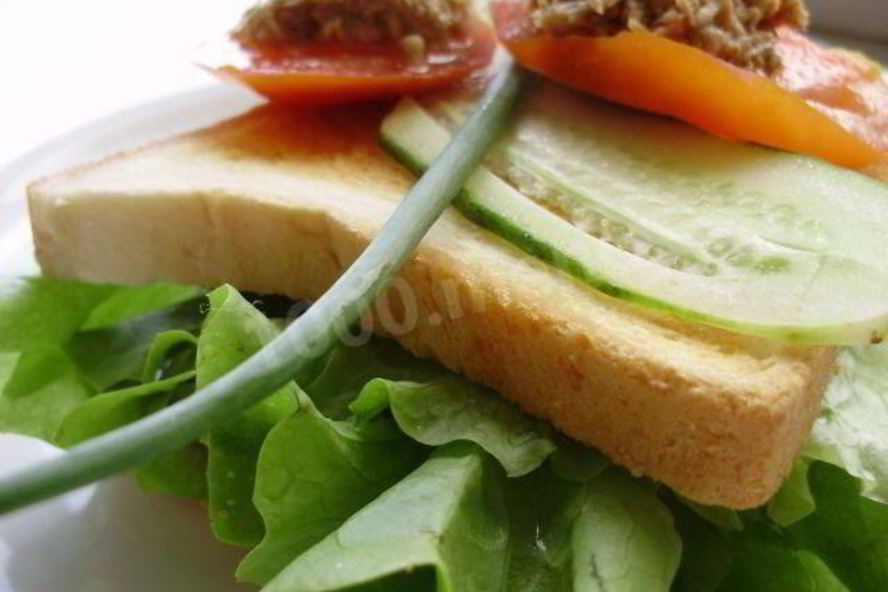 Рецепт бутербродов с тунцом консервированным и огурцом