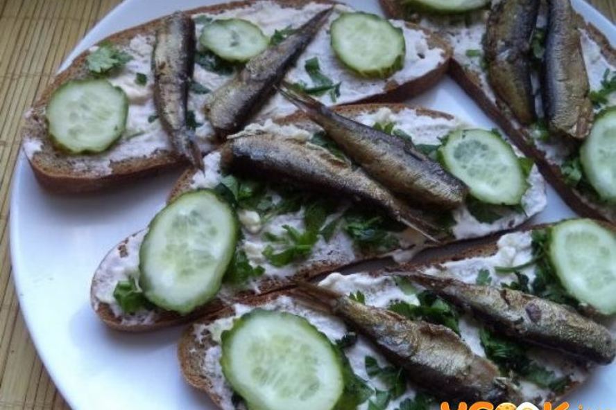 Рецепт бутербродов со шпротами с черным хлебом и чесноком
