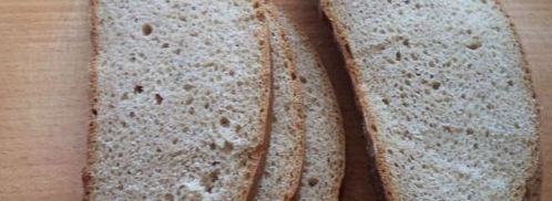 бутерброды со шпротами с черным хлебом и чесноком. Шаг 2