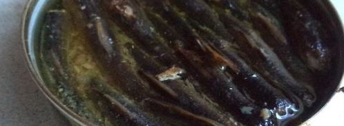 бутерброды со шпротами с черным хлебом и чесноком. Шаг 8