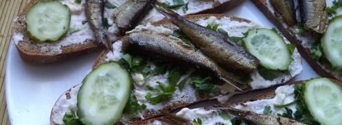 бутерброды со шпротами с черным хлебом и чесноком. Шаг 9