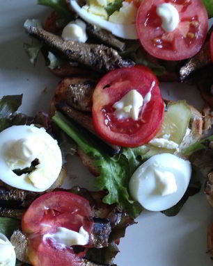 Бутерброды со шпротами, яйцом и помидорами