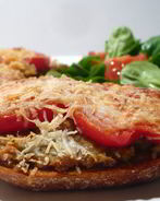 Горячие бутерброды с баклажаново-кунжутной икрой и томатами