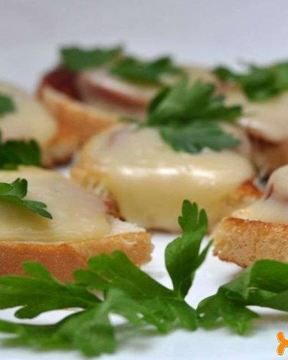 Горячие бутерброды с колбасой и сыром