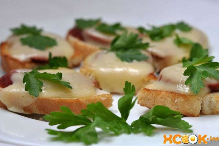 Рецепт горячих бутербродов с колбасой и сыром