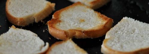 горячие бутерброды с колбасой и сыром. Шаг 2