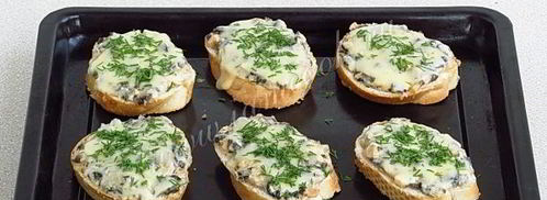 горячие бутерброды с консервированным лососем и маслинами. Шаг 12