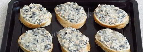 горячие бутерброды с консервированным лососем и маслинами. Шаг 8