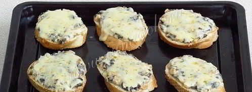 горячие бутерброды с консервированным лососем и маслинами. Шаг 11