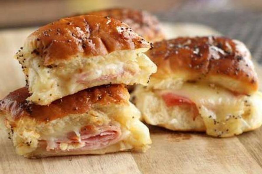 Рецепт горячих бутербродов с ветчиной и сыром в фольге