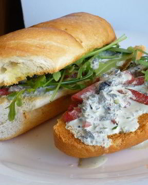 Горячий бутерброд с колбасой и сметанным соусом