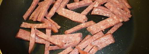 горячий бутерброд с колбасой и сметанным соусом. Шаг 3