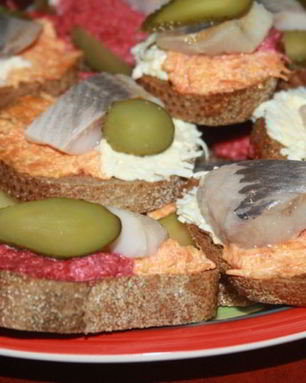 Разноцветные бутерброды с сельдью