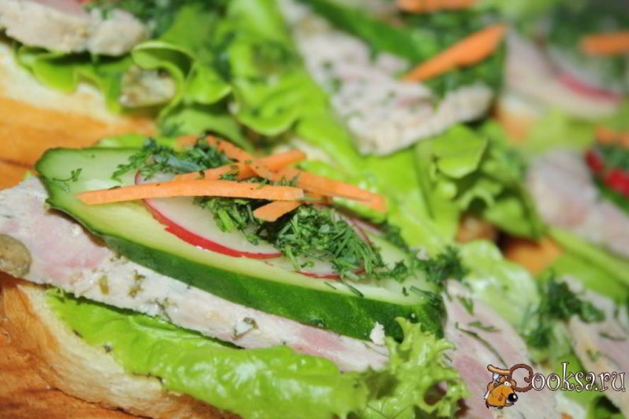 Рецепт ярких бутербродов с домашней ветчиной к завтраку