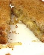 Жареные бутерброды с сыром и луком