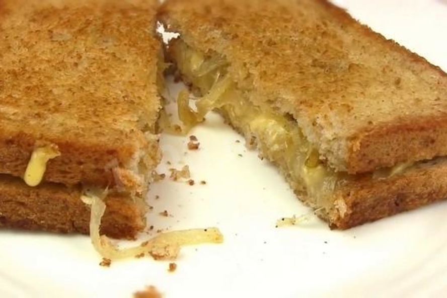 Рецепт жареных бутербродов с сыром и луком