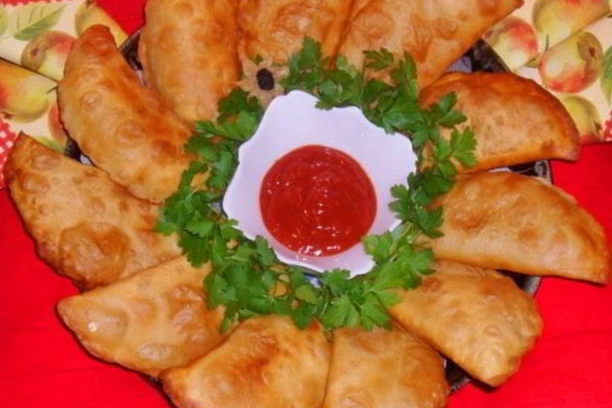 Рецепт чебуреков по-домашнему с пикантным соусом